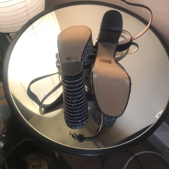 Betsey Johnson flower embellished pumps. - Picture 3 of 4